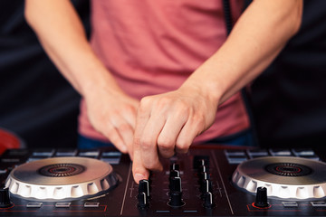Obraz premium The hands of the DJ