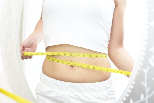 腹囲を測る女性