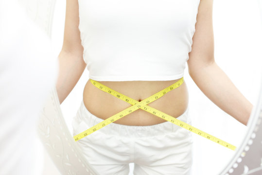 腹囲を測る女性