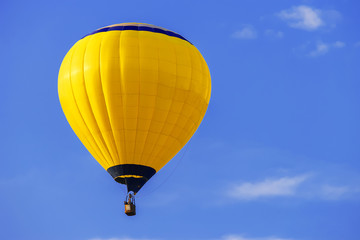 Naklejka premium Yellow balloon in blue sky