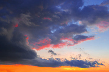 Fototapeta premium Sunset sky with dark clouds background