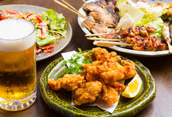 居酒屋の生ビールと料理 © BRAD