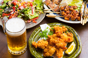 居酒屋の生ビールと料理