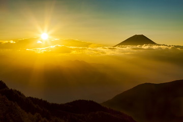 富士山と日の出、山梨県甘利山にて