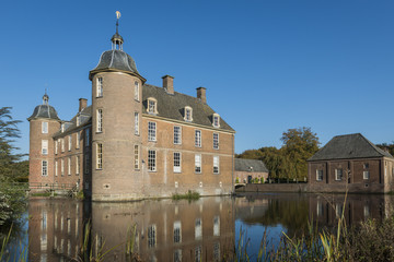 Fototapeta na wymiar Castle and Canal Slangenburg in Doetinchem