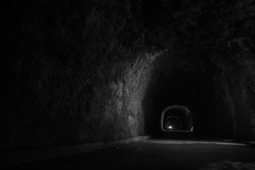 Tunnel nella montagna con luce incidente