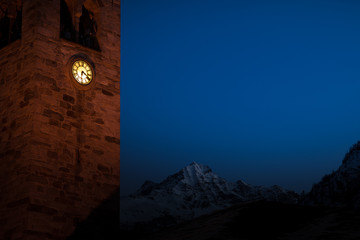 Prime luci sulla montagna e sul campanile