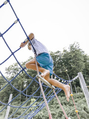 kind, bub, junge spielt auf einem kinderspielplatz