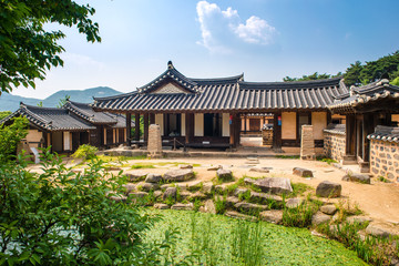Fototapeta na wymiar 한국 아산시 외암민속마을의 전통 한옥