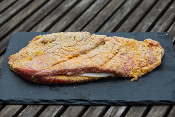 Cordon bleu, roh , auf Schiefertafel