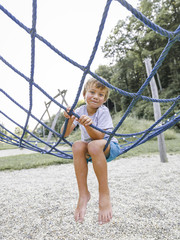 kind, bub, junge spielt auf einem kinderspielplatz