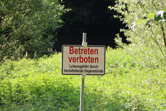 Verbotsschild Betreten verboten in der Natur  wegen Gefahr durch herabfallende Gegenst&auml;nde