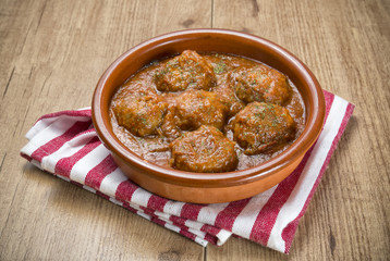 Albóndigas caseras en cuenco de barro