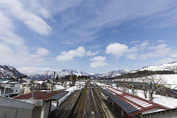 Fototapeta na wymiar 越後中里駅と雪山の風景