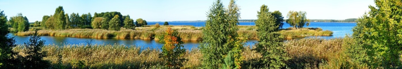 Fototapeta na wymiar Panoramic view of lake 