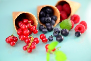 Verschiedene Beeren in Eiswaffel