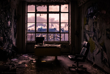 Verlassene Fabrik Tisch am Fenster