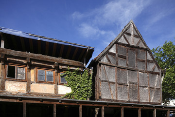 altes, verfallenes Fachwerkhaus aus Holz