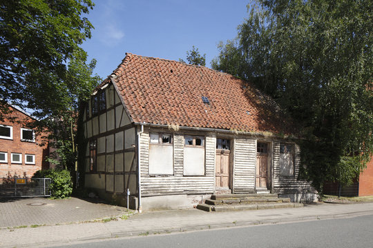 altes, verfallenes Holzhaus