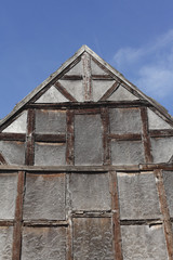 altes, verfallenes Fachwerkhaus aus Holz