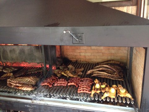 Parrillada de costillas y pollo
