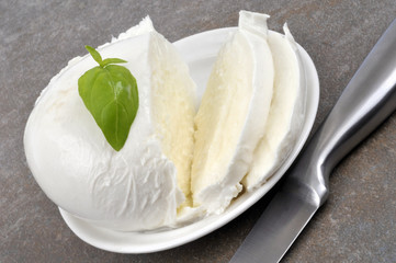 Mozzarella di Bufala tranchée avec une feuille de basilic 