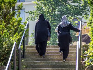 zwei Frauen mit Kopftuch