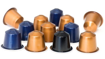 capsules de café pour machine sur fond blanc