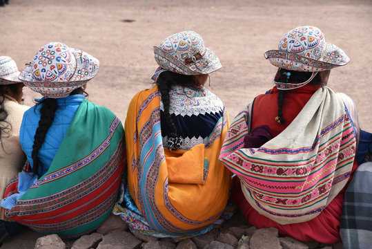 Femmes péruviennes au marché indien de Chivay au Pérou