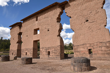 Temple inca à Raqchi au Pérou