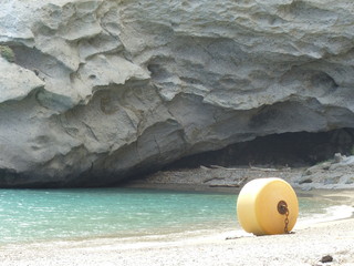 Ciambella gialla su una spiaggia nell'Isola di Ponza in Italia.