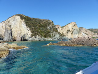 Fototapeta premium Białe skały na morzu widziane z płynącej łodzi