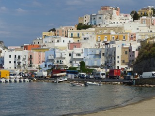 Fototapeta na wymiar Un borgo colorato arroccato sul mare nell'Isola di Ponza in Italia.