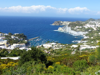 Fototapeta na wymiar Panorama dall'alto di una baia di rocce bianche nell'Isola di Ponza in Italia.