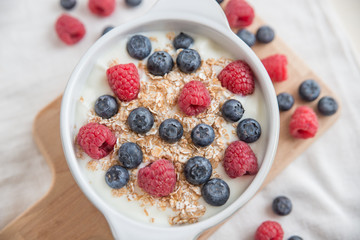 Joghurt mit Müsli und Beeren 