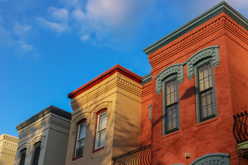 Obraz premium Colorful residential buildings against blue sky, Washington DC, USA