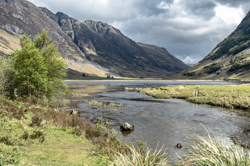 Fototapeta na wymiar Wunderbare Landschaft in Schottland mit See und Bergen