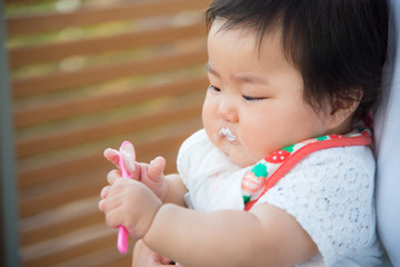 可愛い赤ちゃんがご飯を食べる