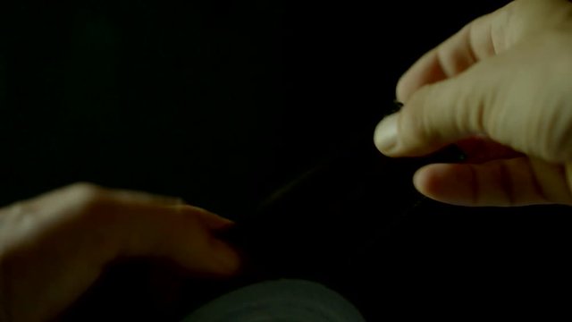 Rouleau de ruban adh&eacute;sif cin&eacute;ma rouge, d&eacute;chirement 