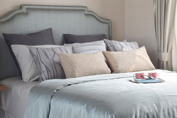Obraz premium Mugs and book are on the romantic bedding style