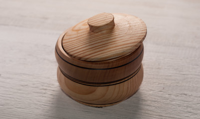 bowls have a lid. Utensils made of wood.