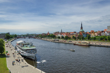 Obraz premium PROMENADE AND BOULEVARD - Port city on the river