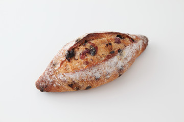 フランスのパン クランベリーとチョコチップ バゲット 白背景