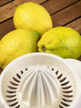 Limones y exprimidor