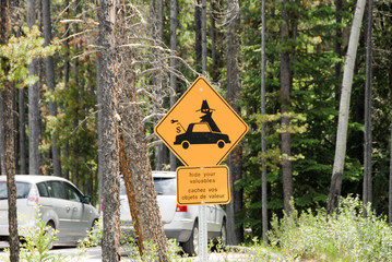 春のカナディアン・ロッキー　キャンプ場の盗難注意の看板（カナダ）