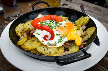 Tiroler Gröstl, Bratkartoffeln auf einer österreichischen Hütte im Urlaub, Skiurlaub, deftig
