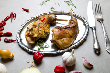 Pieczone nogi z królika z przyprawami © Patryk Michalski