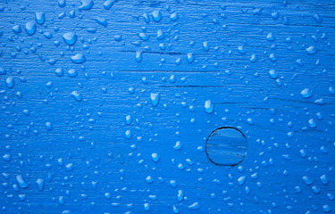 Wassertropfen auf blauem Holz Hintergrund, Textur  - obrazy, fototapety, plakaty