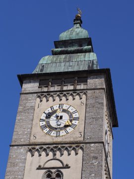 Kulturdenkmal - imposanter Stadtturm ragt in den blauen Himmel