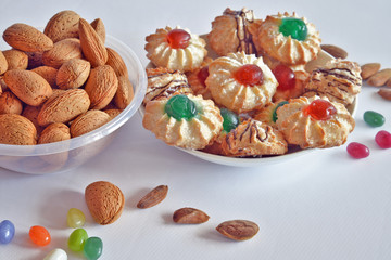 biscotti siciliani fatti con pasta di mandorle e guarniti con frutta candita - 162066724